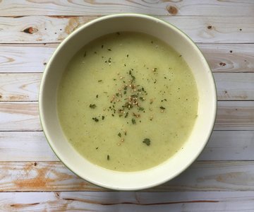 Sellerie-Cremesuppe mit Uhudler-Frizzante